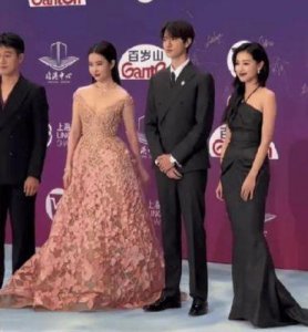 ​刘亦菲身高之谜揭开，与万茜合影细节揭示