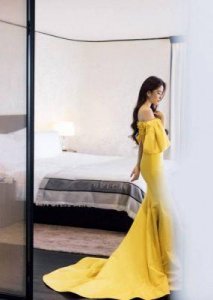 ​刘亦菲活动惊艳美图：黑色优雅与绿色性感完美结合