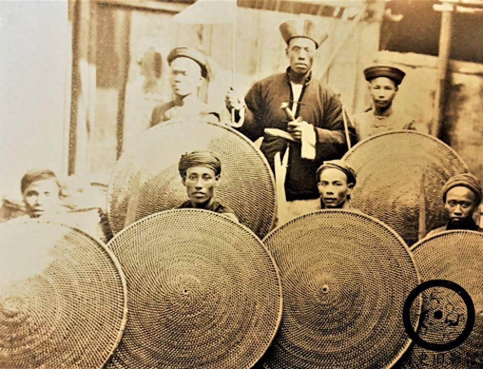 一组历史罕见老照片：图二是长相奇怪的类人猿，图三骑手很漂亮