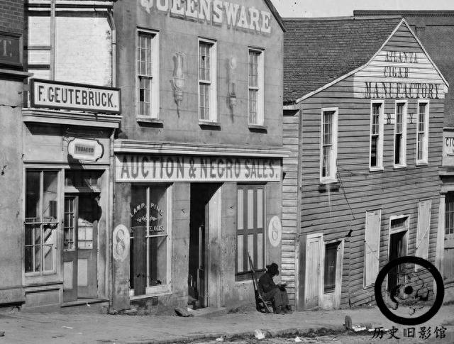 一组历史罕见老照片：图二是长相奇怪的类人猿，图三骑手很漂亮