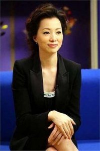 ​董卿为何暂别央视？揭秘她的学习之旅和公众形象维护