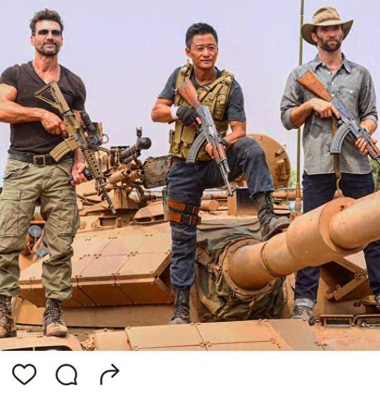 战狼2中的大反派弗兰克格里罗，这么帅却还要这么拼命