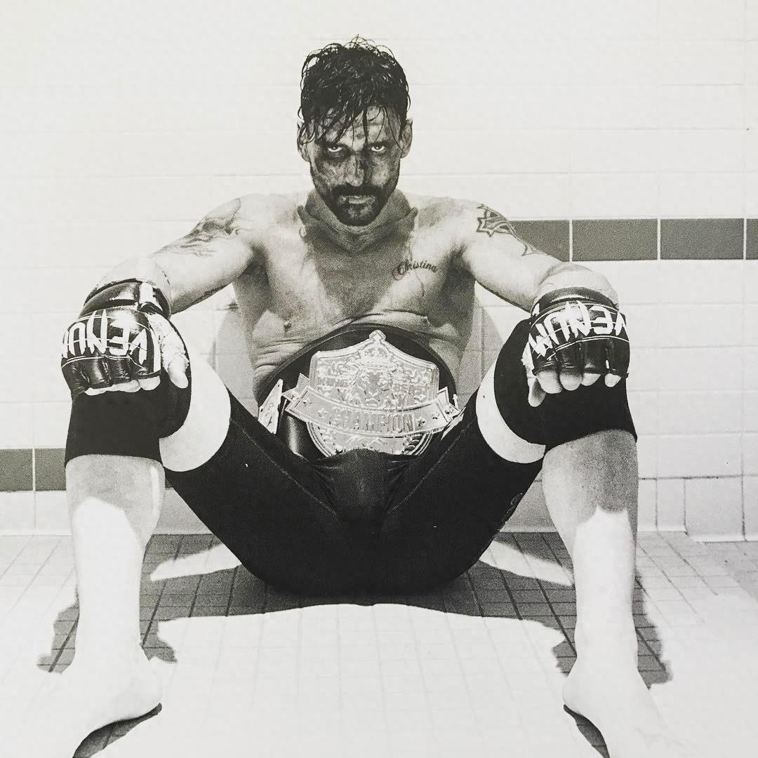 战狼2中的大反派弗兰克格里罗，这么帅却还要这么拼命