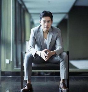 ​张丰毅36岁儿子张博宇罕见亮相，长发未扎胡须拉碴，身材发福令人认不出