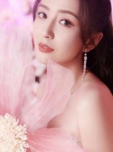 ​佟丽娅庆祝41岁生日，鲜花簇拥美如新娘，儿子亲吻画面温馨