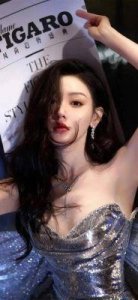 ​张天爱活动惊艳亮相：性感珍珠吊带深V长裙秀曲线