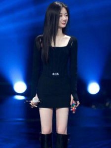 ​单依纯近期备受争议：频繁亮相综艺节目，遭公司过度消费？