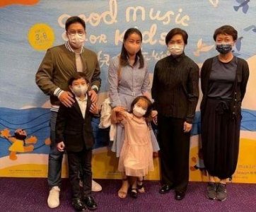 ​郭晶晶夫妇带两个女儿游丽江，霍启刚母亲与郭妈妈同游，场面和谐温馨