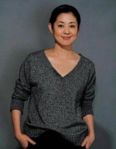 ​当65岁倪萍与51岁刘晓庆同框，医美脸对比下，才知自然老去有多美