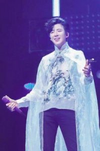 ​著名歌手刘宇宁在片场吸烟被抓拍！吞云吐雾动作娴熟，多次强调为唱歌而戒烟