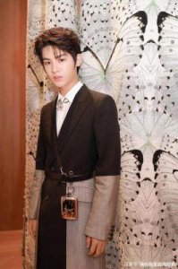 ​烟雾弹？黄明昊疑似带两位美女一同滑雪，恋情传闻再添疑点——金子涵被指为师