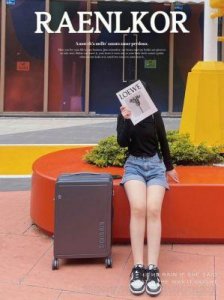 ​站在公交车里抓着摇曳的手环：我的出行瞬间