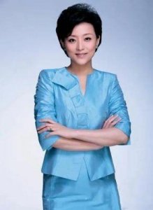 ​杨澜女儿罕露面！20岁长发飘飘身材窈窕，气质出众