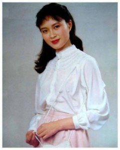 ​62岁方舒近照曝光，曾历经两段婚姻，如今仍保持单身，两个女儿皆美貌如花