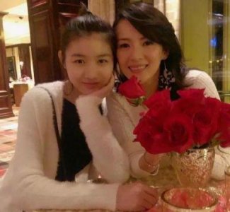 ​章子怡为继女庆生，晒大女儿正面照，引发网友热议