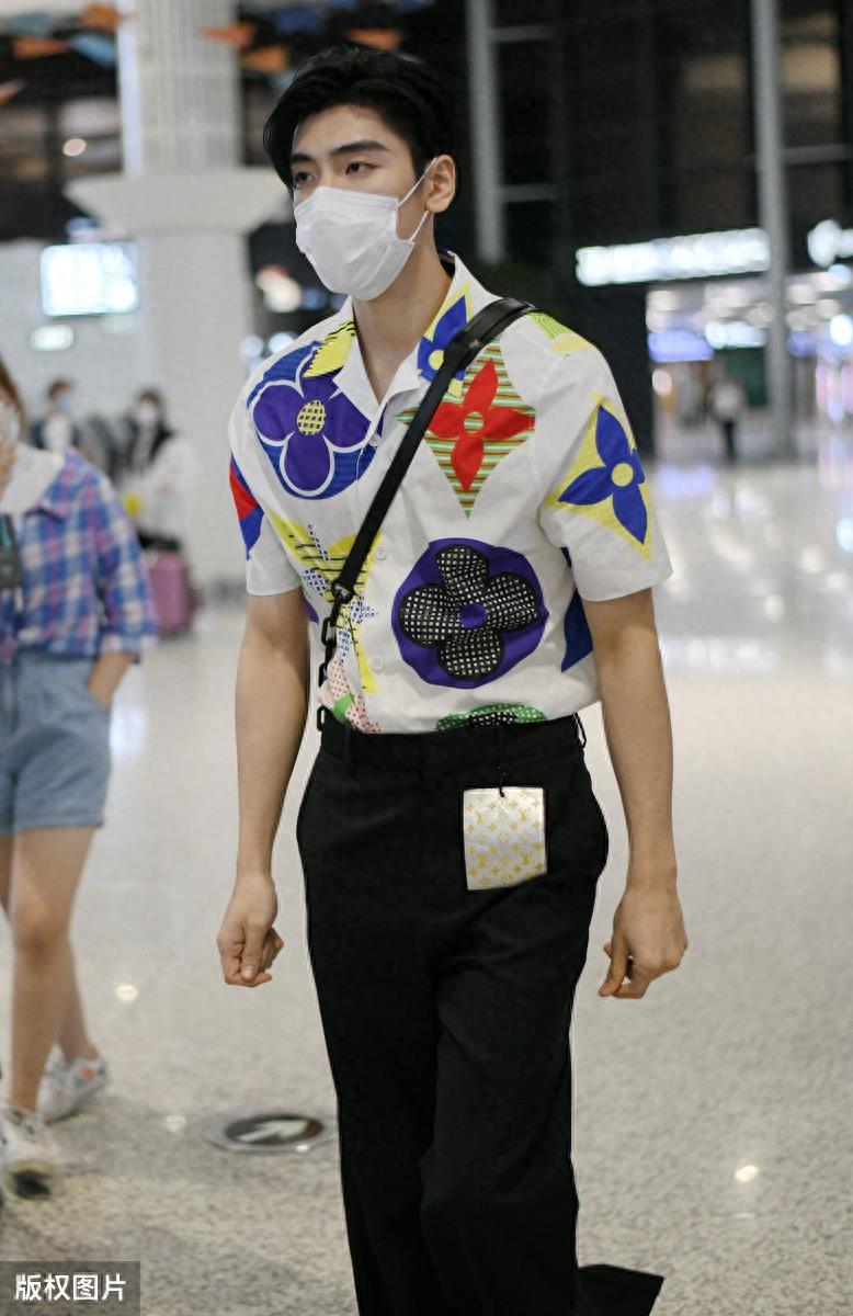 王子异不愧是富二代出身，从头到脚都是奢侈品