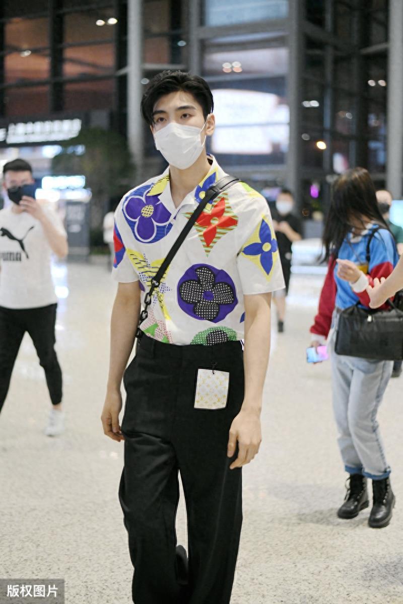 王子异不愧是富二代出身，从头到脚都是奢侈品