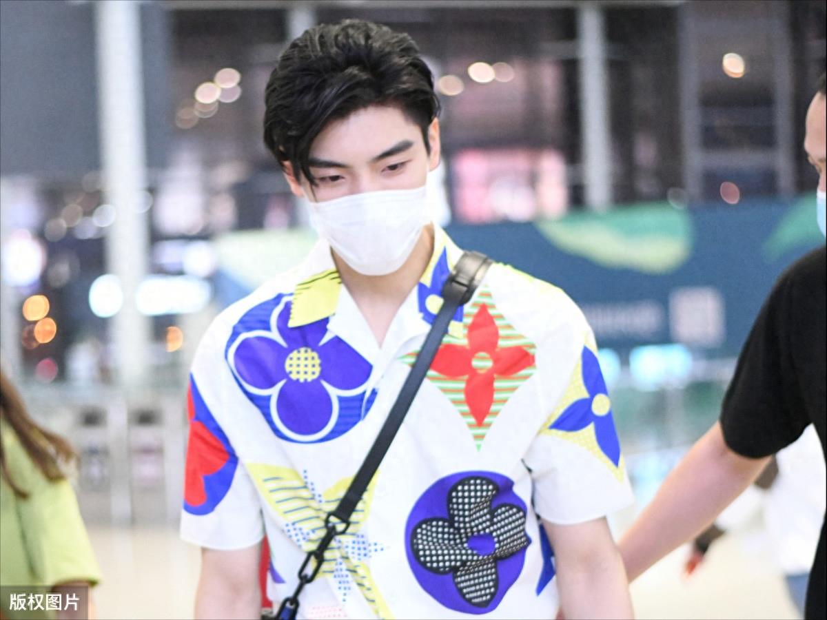 王子异不愧是富二代出身，从头到脚都是奢侈品