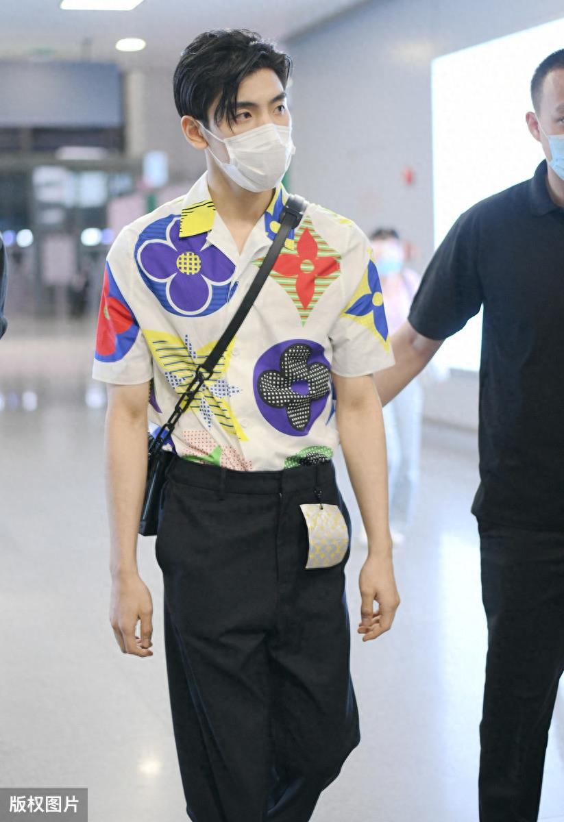 王子异不愧是富二代出身，从头到脚都是奢侈品