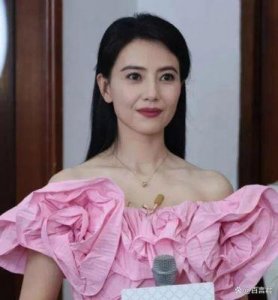 ​44岁高圆圆亮相活动，皱纹显现优雅成熟，让众多整容女星相形见绌