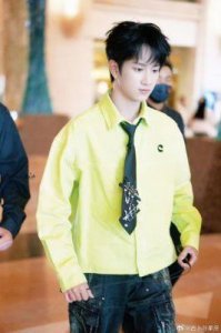 ​敖子逸的资料公开，目前他是否有公司签约呢？