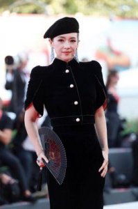 ​45岁章子怡亮相威尼斯电影节红毯，优雅自如，气场强大