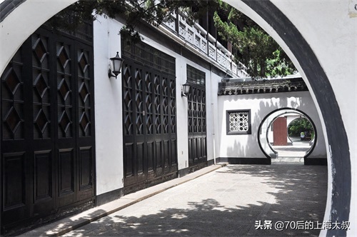 桂林公园，位于上海徐汇区，园内遍植20多种桂花树，又名黄家花园