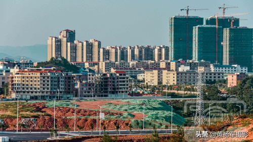 江西于都县工业园区，一座座拔地而起的高楼建筑，于都新城快发展