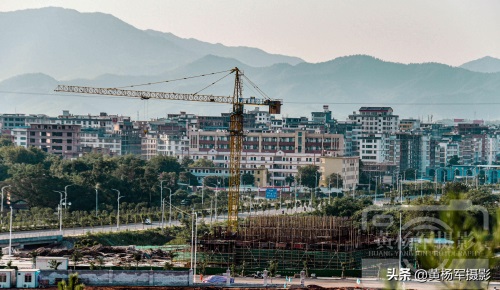 江西于都县工业园区，一座座拔地而起的高楼建筑，于都新城快发展