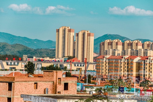 江西于都县工业园区，一座座拔地而起的高楼建筑，于都新城快发展