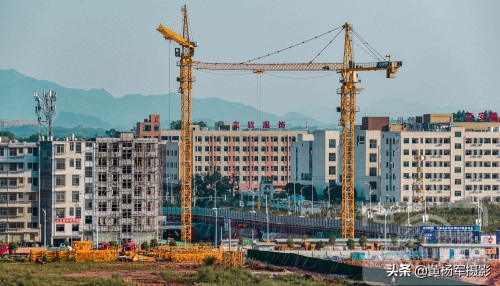 江西于都县工业园区，一座座拔地而起的高楼建筑，于都新城快发展