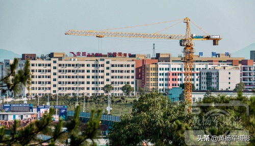 江西于都县工业园区，一座座拔地而起的高楼建筑，于都新城快发展