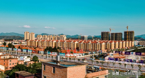 江西于都县工业园区，一座座拔地而起的高楼建筑，于都新城快发展