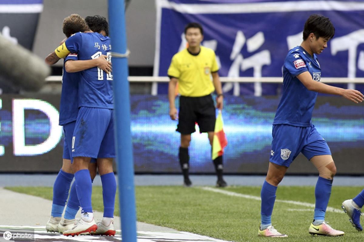 石家庄永昌冲超成功，现场球迷挥舞蓝色旗帜欢呼呐喊