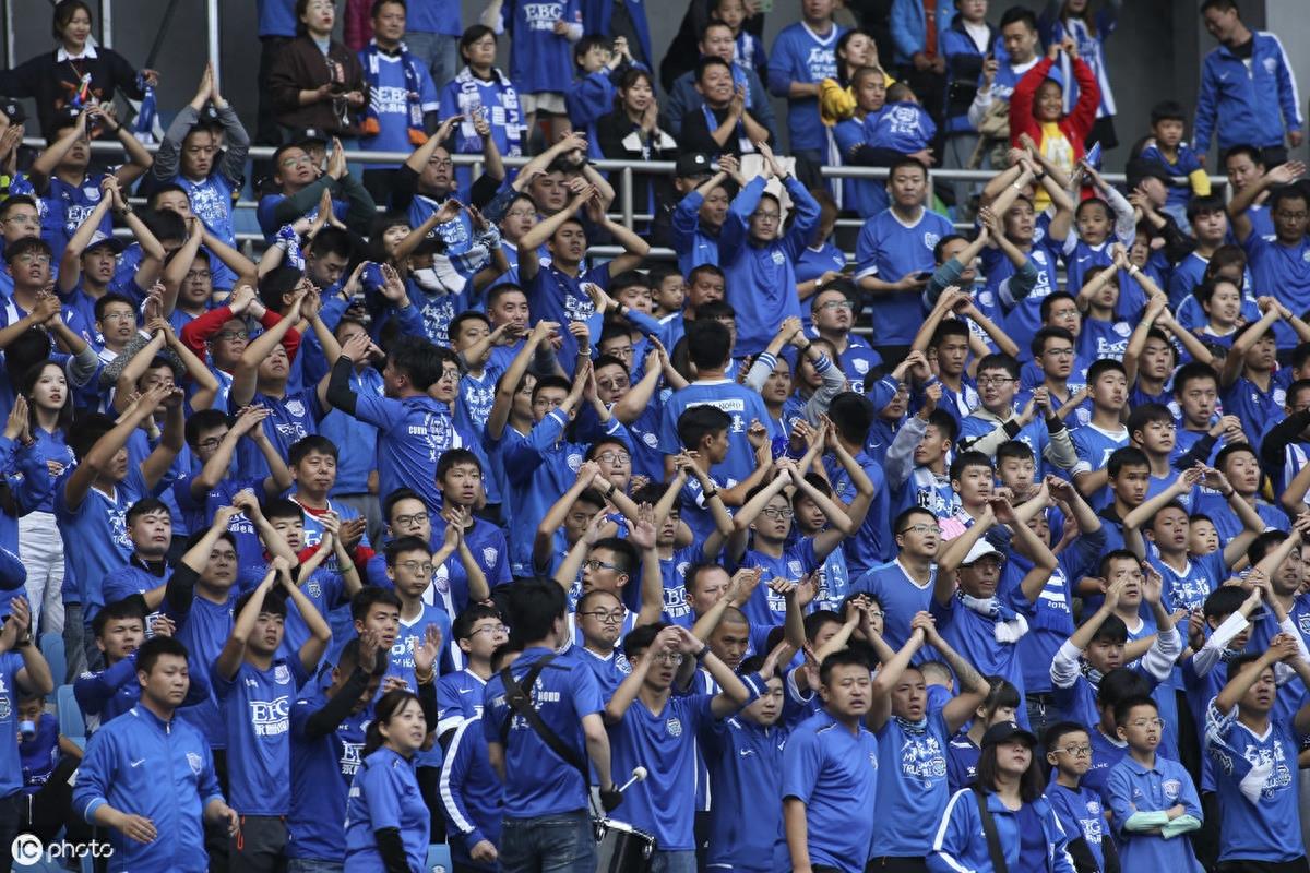 石家庄永昌冲超成功，现场球迷挥舞蓝色旗帜欢呼呐喊