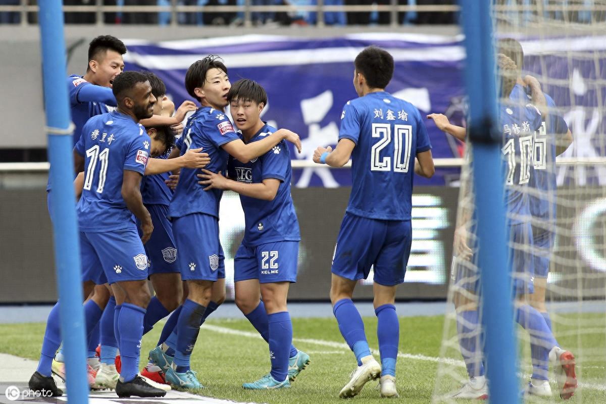 石家庄永昌冲超成功，现场球迷挥舞蓝色旗帜欢呼呐喊