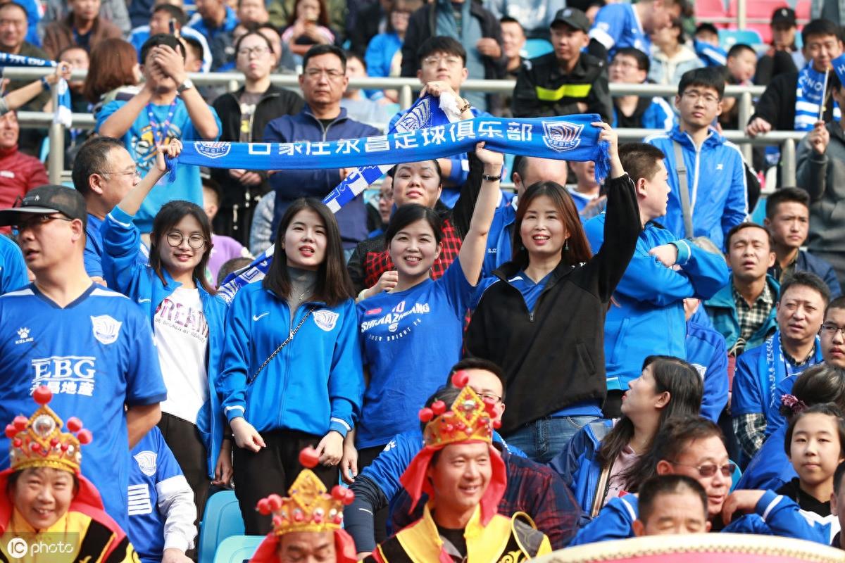 石家庄永昌冲超成功，现场球迷挥舞蓝色旗帜欢呼呐喊