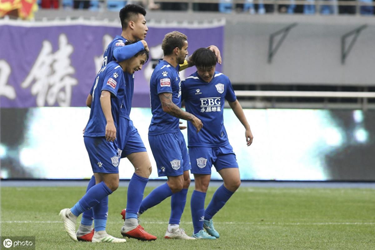 石家庄永昌冲超成功，现场球迷挥舞蓝色旗帜欢呼呐喊