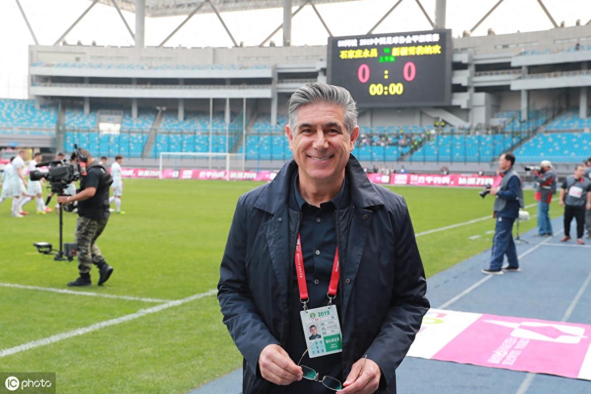 石家庄永昌冲超成功，现场球迷挥舞蓝色旗帜欢呼呐喊