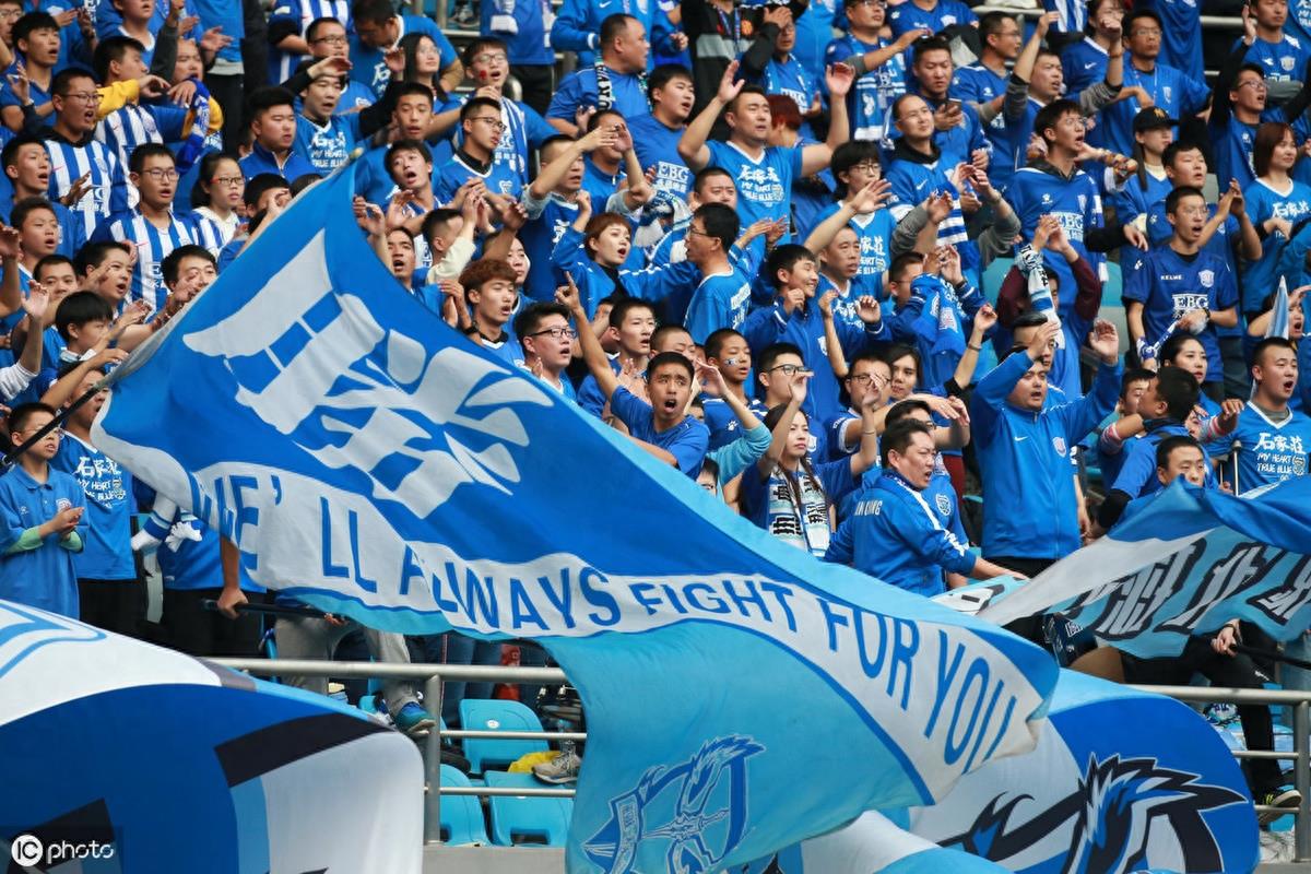 石家庄永昌冲超成功，现场球迷挥舞蓝色旗帜欢呼呐喊