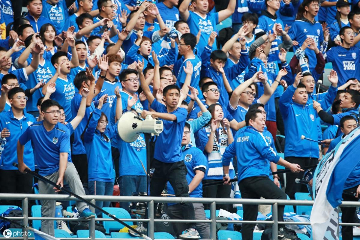 石家庄永昌冲超成功，现场球迷挥舞蓝色旗帜欢呼呐喊