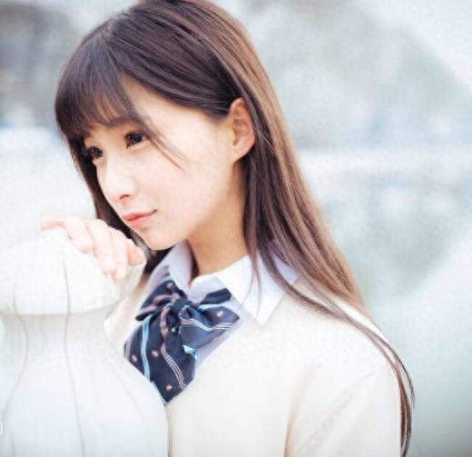 戚蓝尹清纯萝莉，百变气质赢得高人气，思想更成熟受万千宅男喜爱