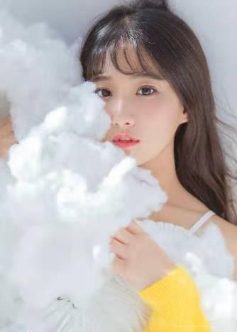 戚蓝尹清纯萝莉，百变气质赢得高人气，思想更成熟受万千宅男喜爱