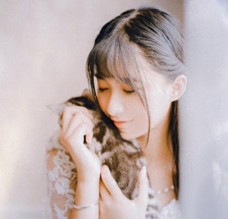 戚蓝尹清纯萝莉，百变气质赢得高人气，思想更成熟受万千宅男喜爱