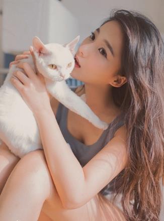 戚蓝尹清纯萝莉，百变气质赢得高人气，思想更成熟受万千宅男喜爱