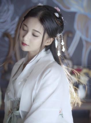 戚蓝尹清纯萝莉，百变气质赢得高人气，思想更成熟受万千宅男喜爱