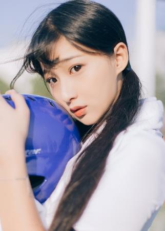 戚蓝尹清纯萝莉，百变气质赢得高人气，思想更成熟受万千宅男喜爱