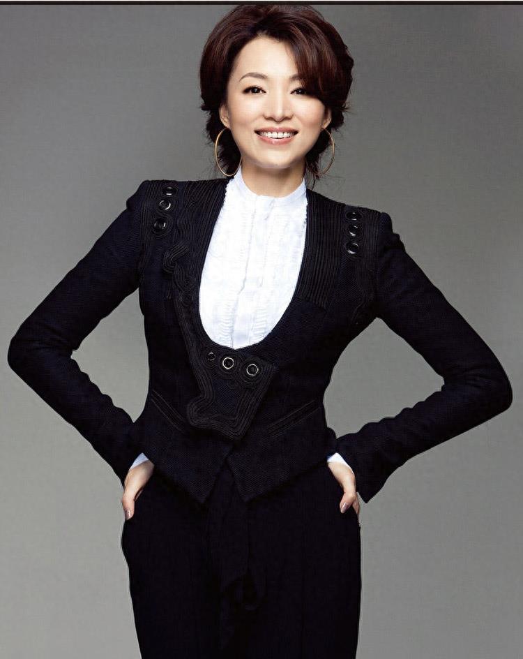 董卿，1973年11月17日出生于上海，中国中央电视台节目主持人