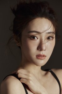 ​张可盈晒氛围感情绪写真 独特气质营造清冷破碎感