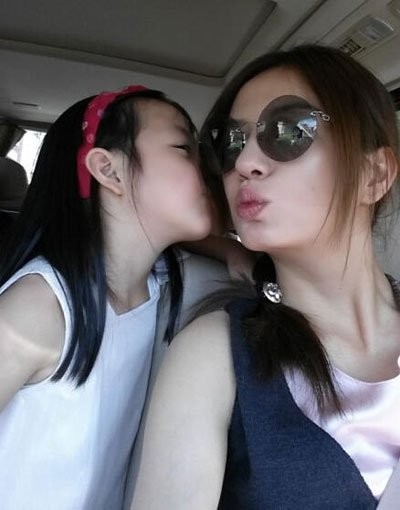 许宗衡和赵薇女儿对比照 大人的过往去猜测小孩子